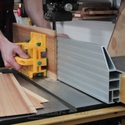 Posuvný a přítlačný přípravek MICROJIG GRR-RIPPER GR-200 s nastavitelnou stabilizační deskou Posuvný a přítlačný přípravek MICROJIG GRR-RIPPER GR-200 s nastavitelnou stabilizační deskou náhled