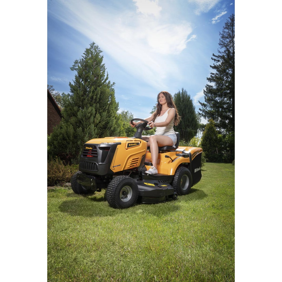 Riwall PRO RLT 92 HRD travní traktor 92 cm se zadním výhozem a hydrostatickou převodovkou Náhled