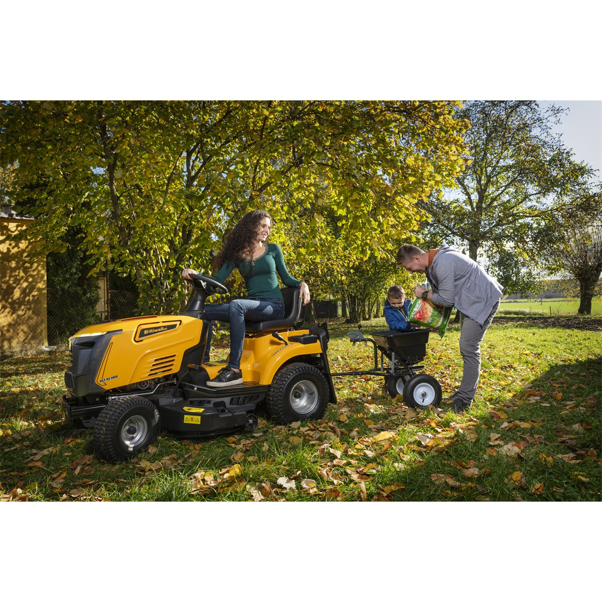 Riwall PRO RLT 92 HRD travní traktor 92 cm se zadním výhozem a hydrostatickou převodovkou Náhled