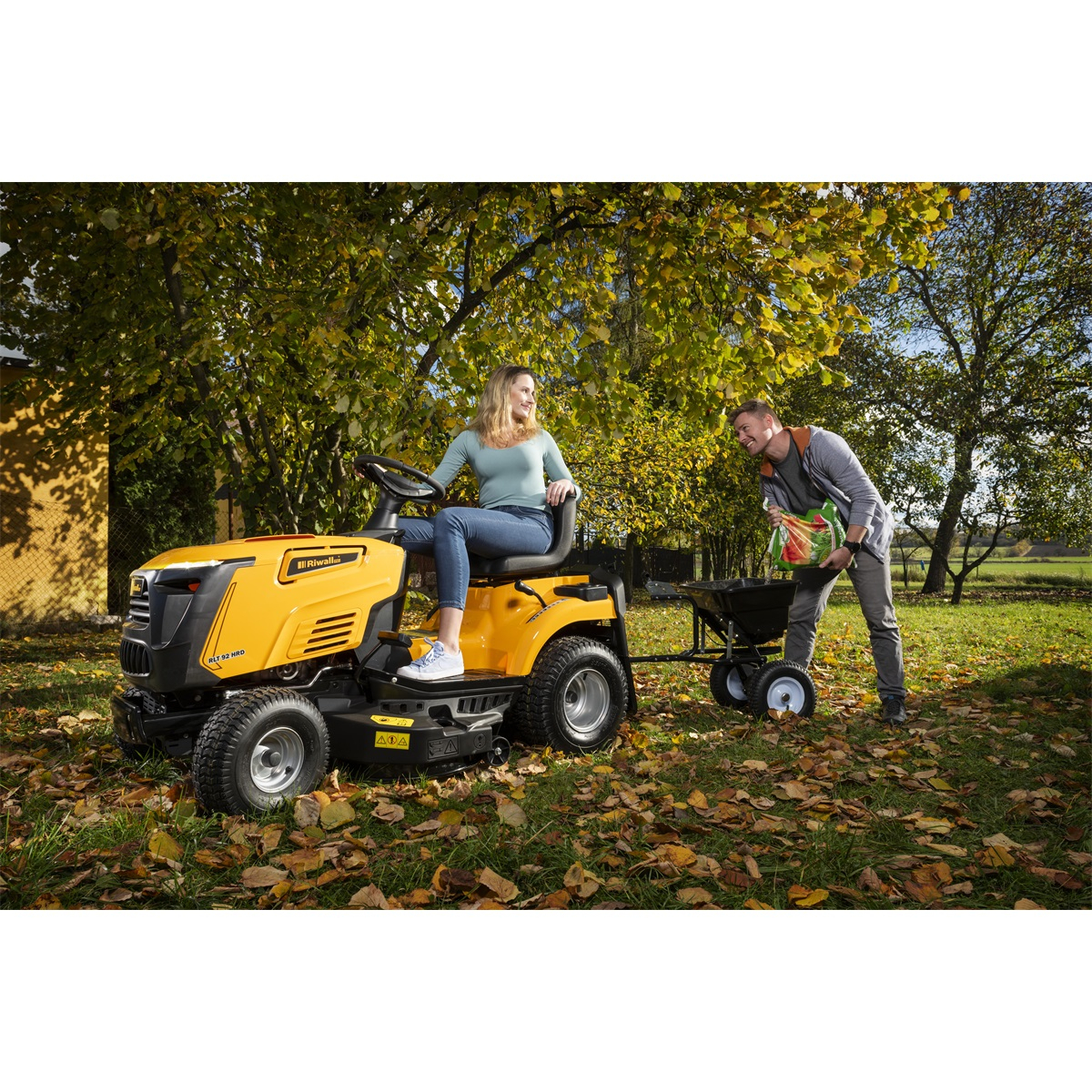 Riwall PRO RLT 92 HRD travní traktor 92 cm se zadním výhozem a hydrostatickou převodovkou Náhled