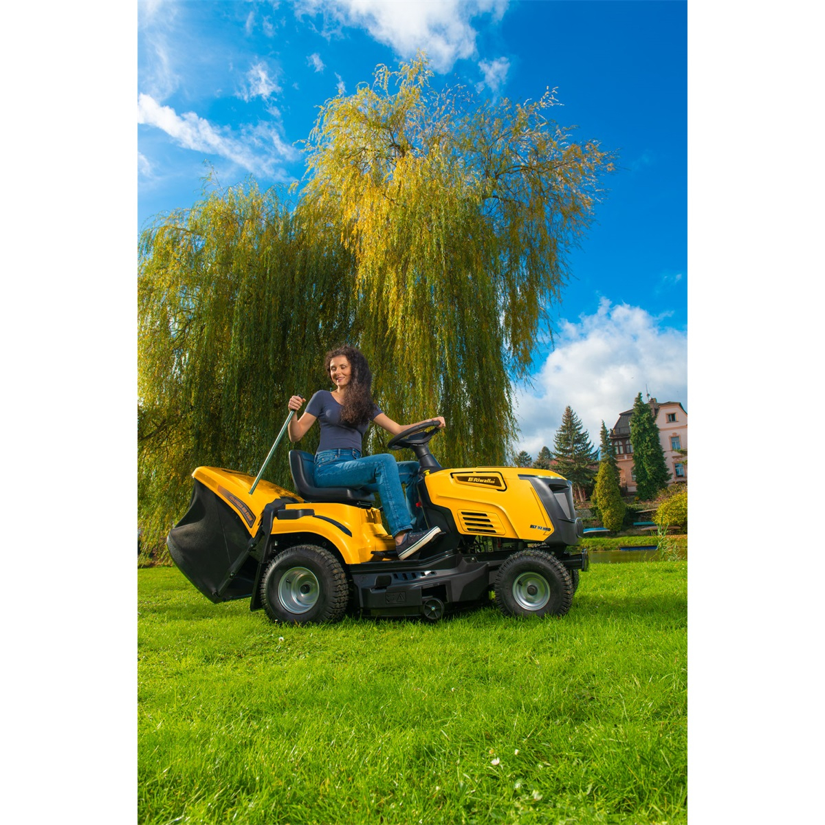 Riwall PRO RLT 92 HRD travní traktor 92 cm se zadním výhozem a hydrostatickou převodovkou Náhled