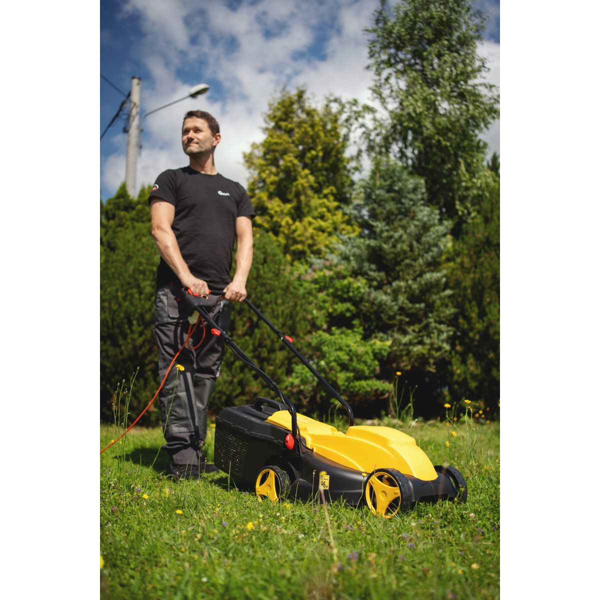 GEKO G83026 - Elektrická sekačka na trávu, 1200W, 32 cm Náhled
