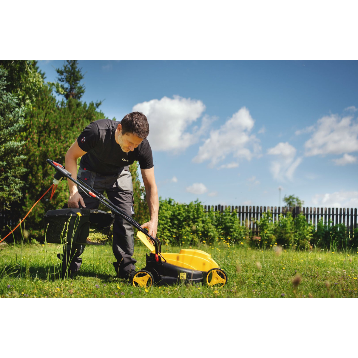 GEKO G83026 - Elektrická sekačka na trávu, 1200W, 32 cm Náhled