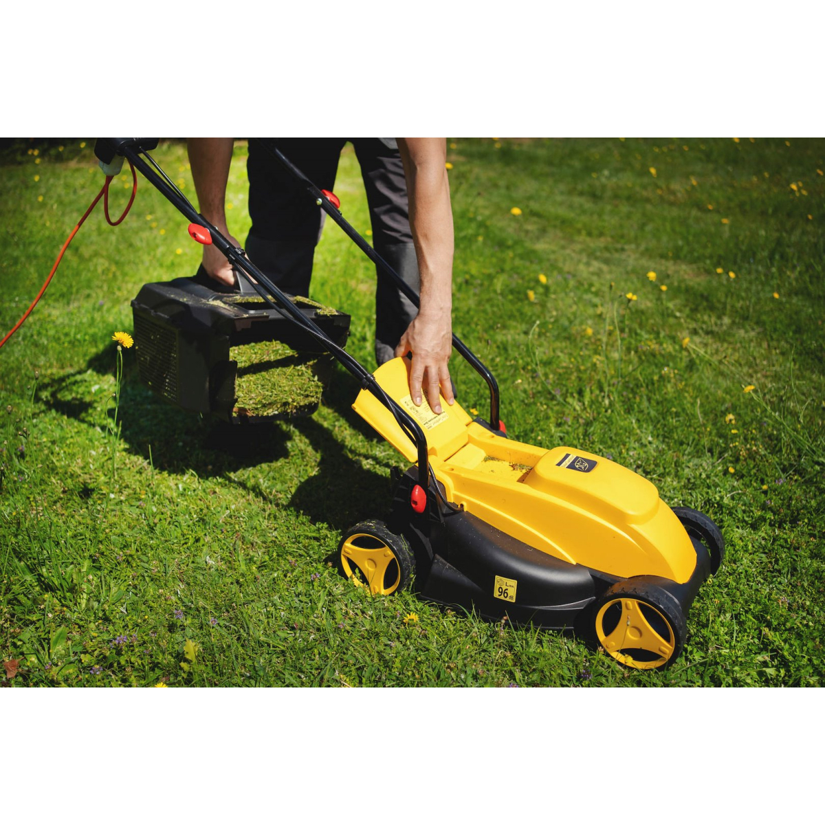 GEKO G83026 - Elektrická sekačka na trávu, 1200W, 32 cm Náhled