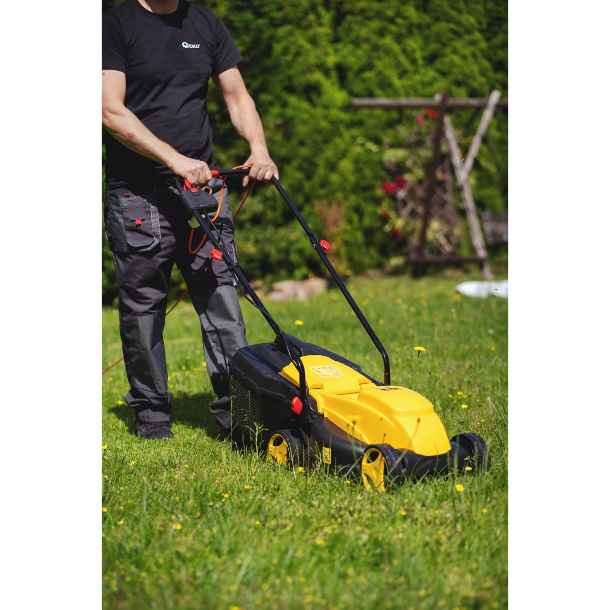 GEKO G83026 - Elektrická sekačka na trávu, 1200W, 32 cm Náhled