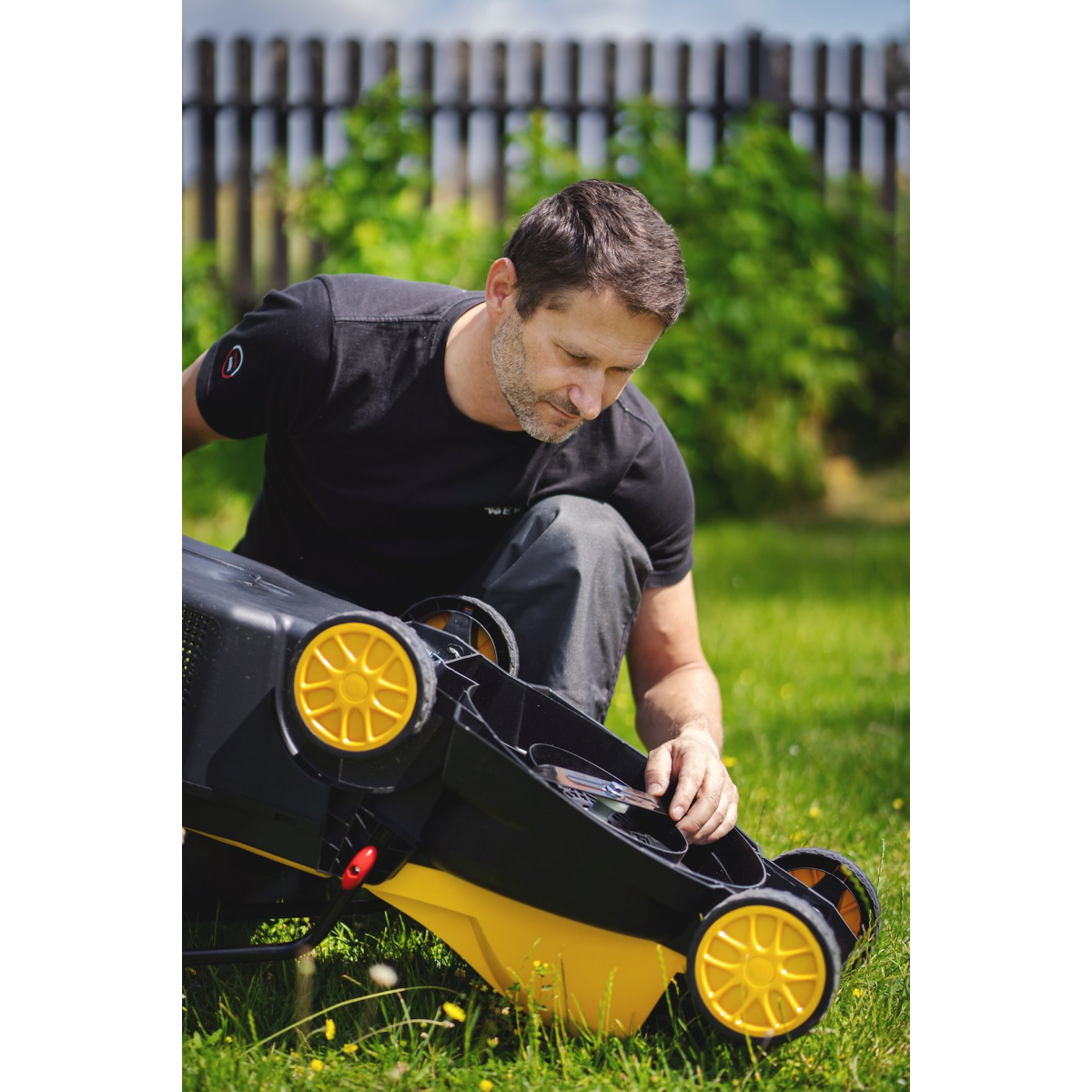 GEKO G83027 - Elektrická sekačka na trávu, 1200W, 32 cm Náhled