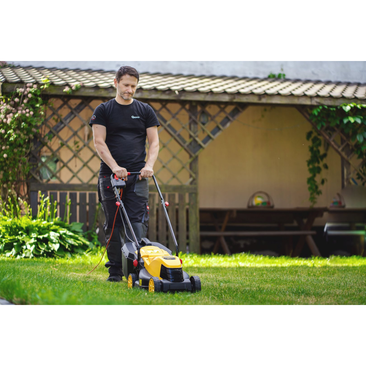GEKO G83027 - Elektrická sekačka na trávu, 1200W, 32 cm Náhled