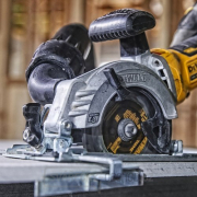 Aku kotoučová pila 18V bez aku DeWALT DCS571N Náhled