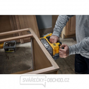 Aku bezuhlíková pásová bruska 18V bez aku DeWALT DCW220N náhled