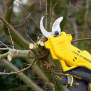 Aku nůžky na větve V20 18V 1x4,0Ah Stanley FatMax SFMCPP32M1 Aku nůžky na větve V20 18V 1x4,0Ah Stanley FatMax SFMCPP32M1 náhled