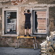 Multifunkční skládací stůl a plošina STRONGBOLD StrongBench B910 náhled