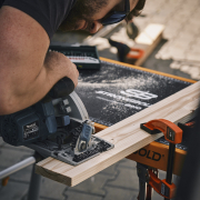 Multifunkční skládací stůl a plošina STRONGBOLD StrongBench B910 náhled