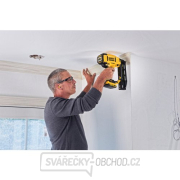 Aku bezuhlíková dokončovací hřebíkovačka 18V bez aku karton DCN662N náhled