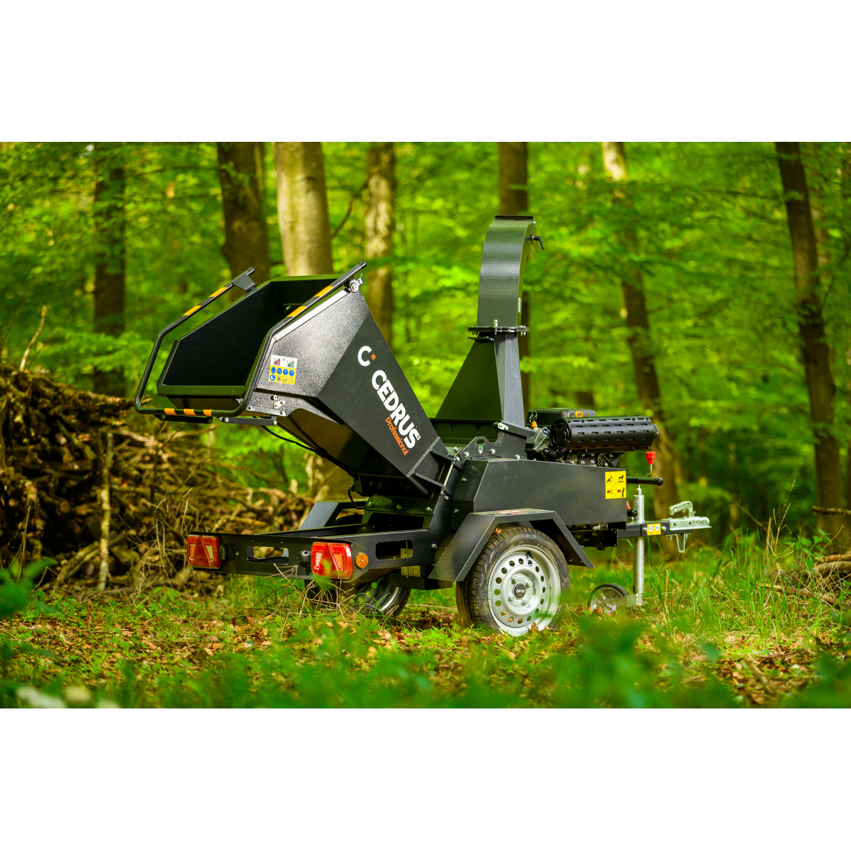 Hahn & Sohn Cedrus R13 – profesionální přívěsný drtič větví s benzínovým motorem Loncin 18 kW Náhled