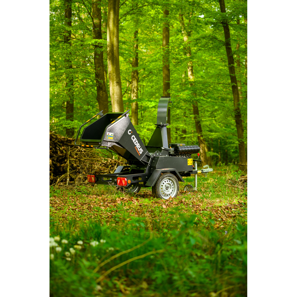 Hahn & Sohn Cedrus R13 – profesionální přívěsný drtič větví s benzínovým motorem Loncin 18 kW Náhled