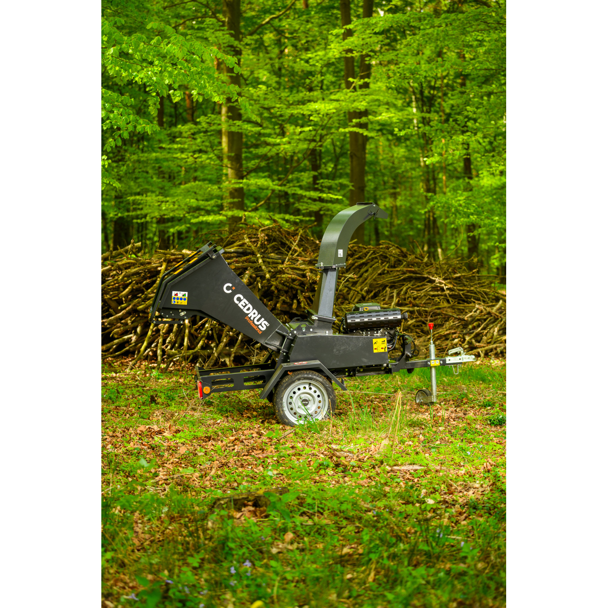 Hahn & Sohn Cedrus R13 – profesionální přívěsný drtič větví s benzínovým motorem Loncin 18 kW Náhled