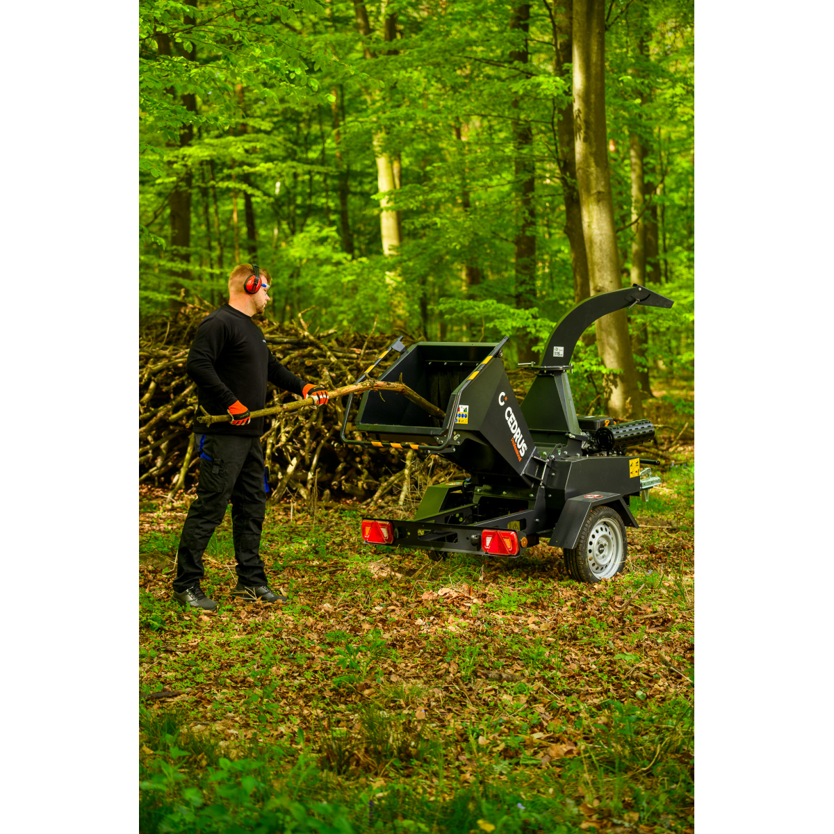 Hahn & Sohn Cedrus R13 – profesionální přívěsný drtič větví s benzínovým motorem Loncin 18 kW Náhled