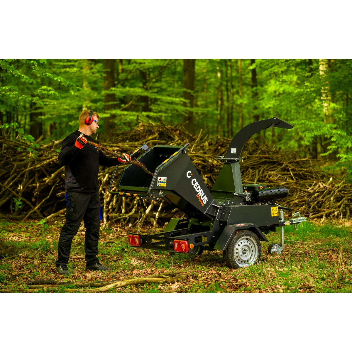 Hahn & Sohn Cedrus R13 – profesionální přívěsný drtič větví s benzínovým motorem Loncin 18 kW Náhled