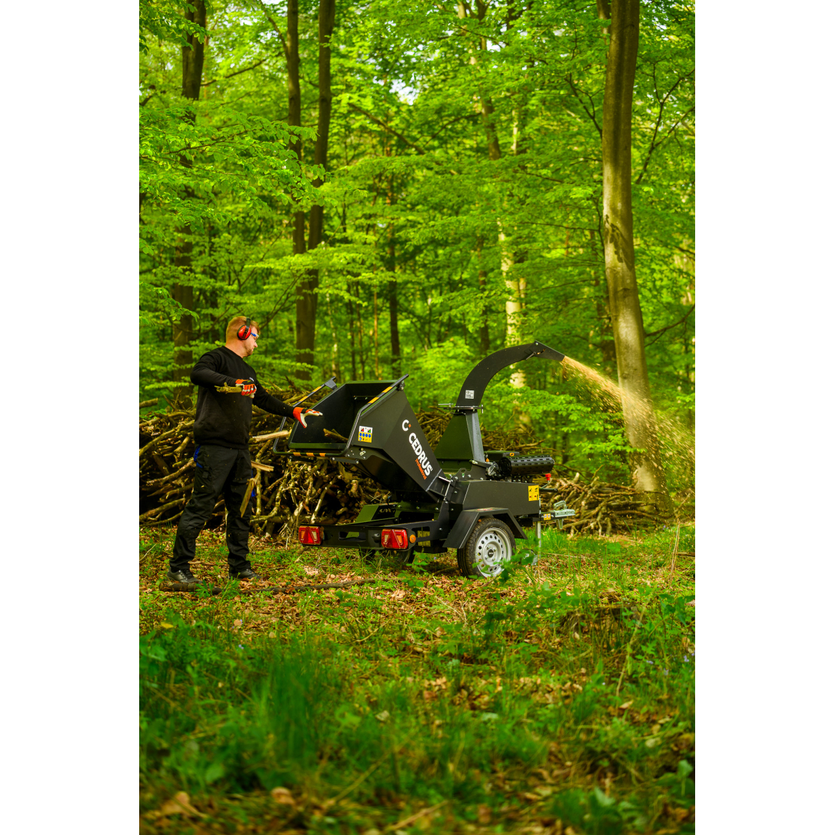 Hahn & Sohn Cedrus R13 – profesionální přívěsný drtič větví s benzínovým motorem Loncin 18 kW Náhled