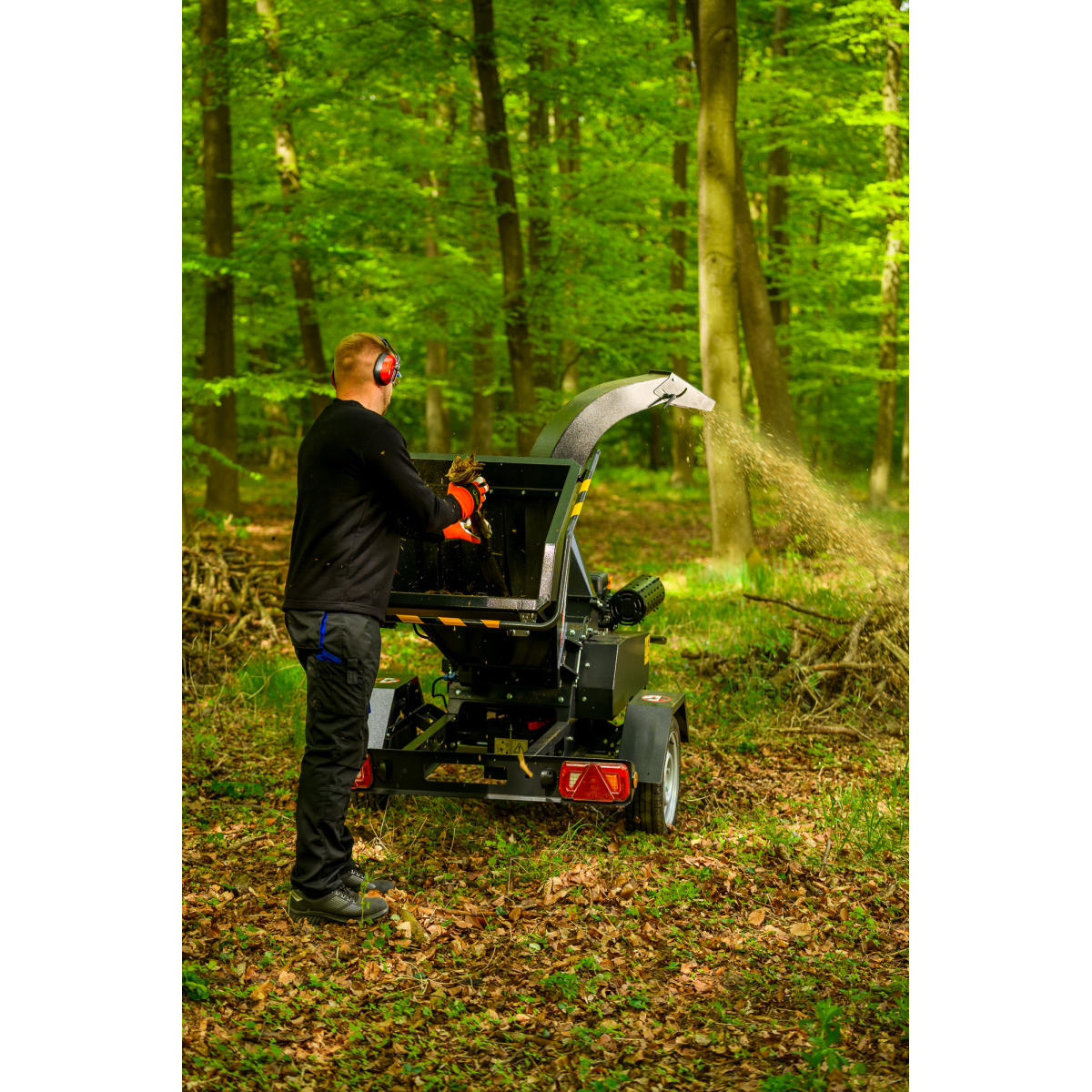 Hahn & Sohn Cedrus R13 – profesionální přívěsný drtič větví s benzínovým motorem Loncin 18 kW Náhled