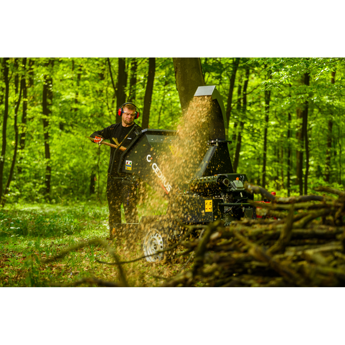 Hahn & Sohn Cedrus R13 – profesionální přívěsný drtič větví s benzínovým motorem Loncin 18 kW Náhled