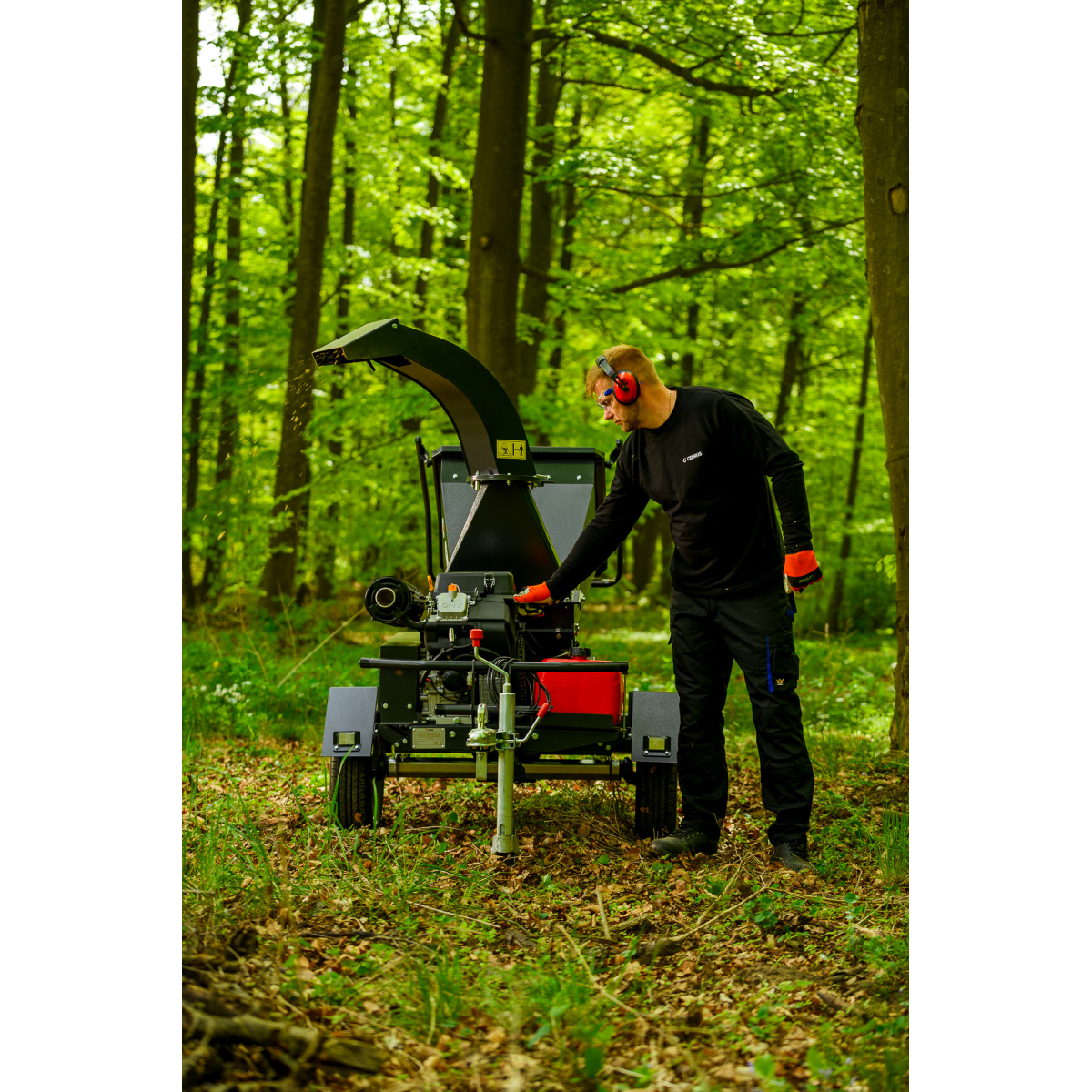 Hahn & Sohn Cedrus R13 – profesionální přívěsný drtič větví s benzínovým motorem Loncin 18 kW Náhled