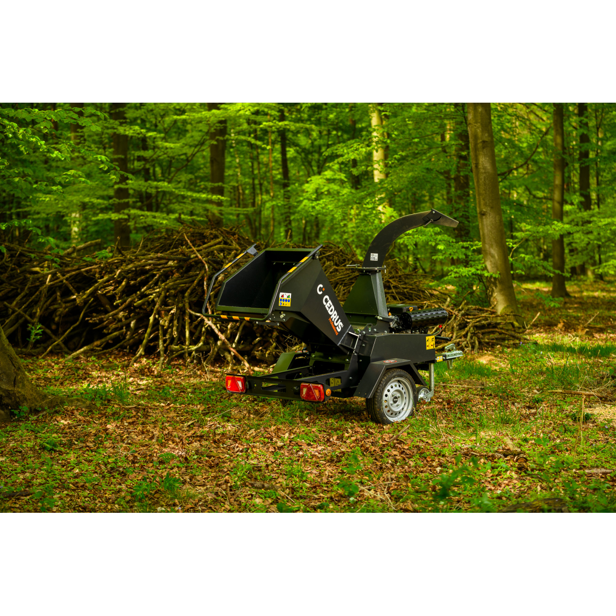 Hahn & Sohn Cedrus R13 – profesionální přívěsný drtič větví s benzínovým motorem Loncin 18 kW Náhled