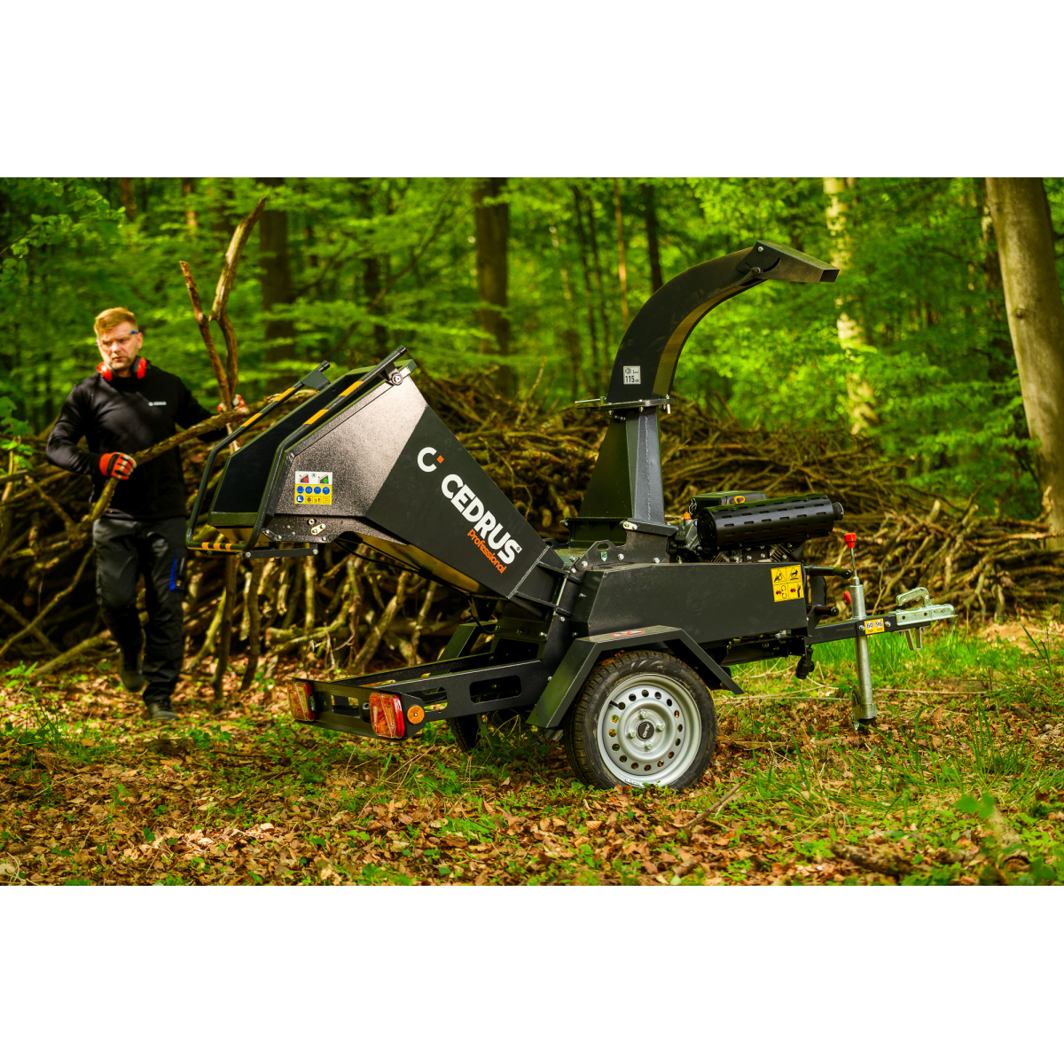 Hahn & Sohn Cedrus R13 – profesionální přívěsný drtič větví s benzínovým motorem Loncin 18 kW Náhled