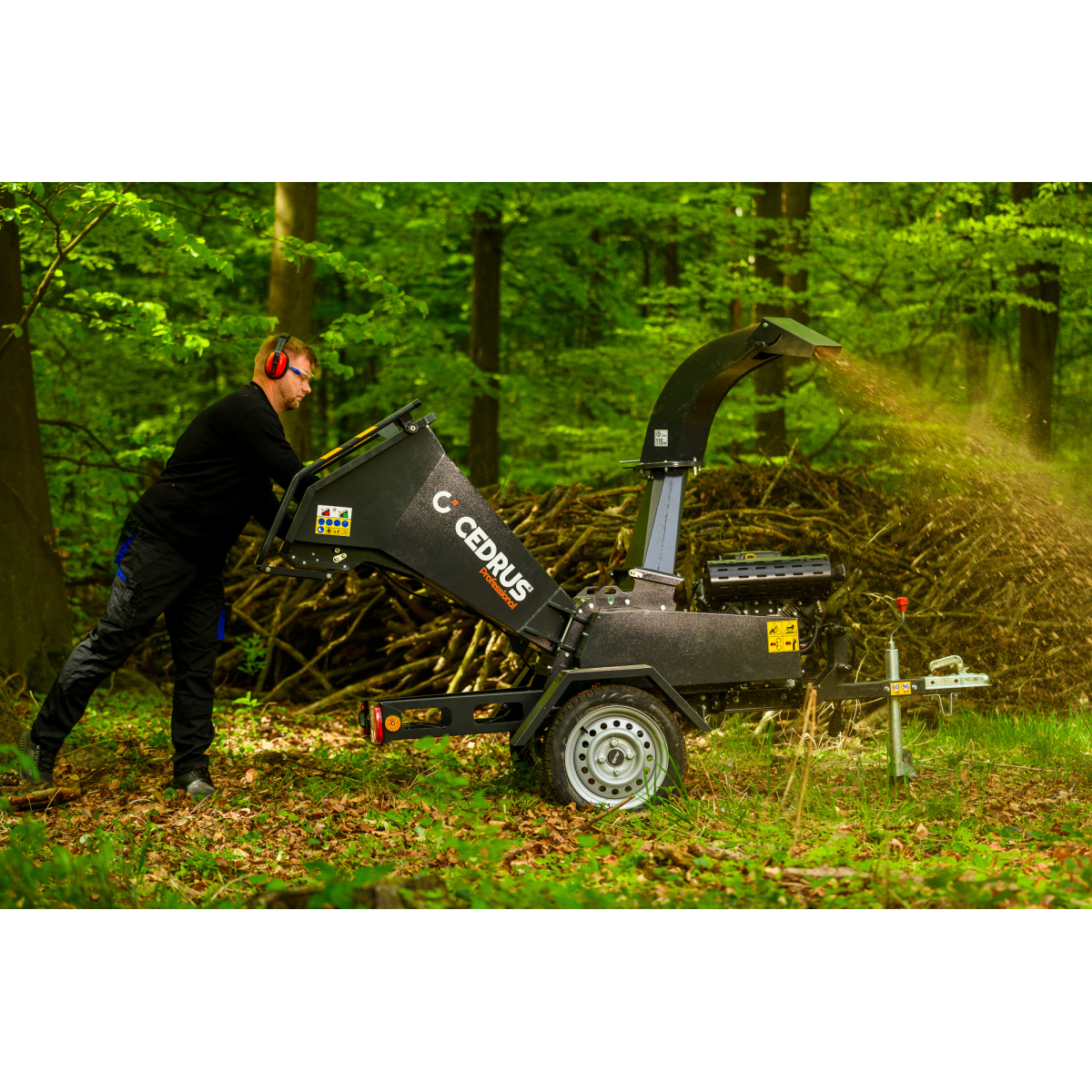 Hahn & Sohn Cedrus R13 – profesionální přívěsný drtič větví s benzínovým motorem Loncin 18 kW Náhled
