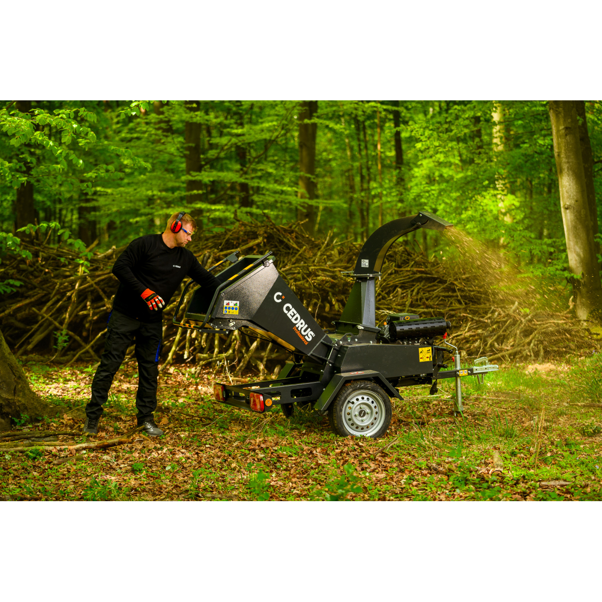 Hahn & Sohn Cedrus R13 – profesionální přívěsný drtič větví s benzínovým motorem Loncin 18 kW Náhled