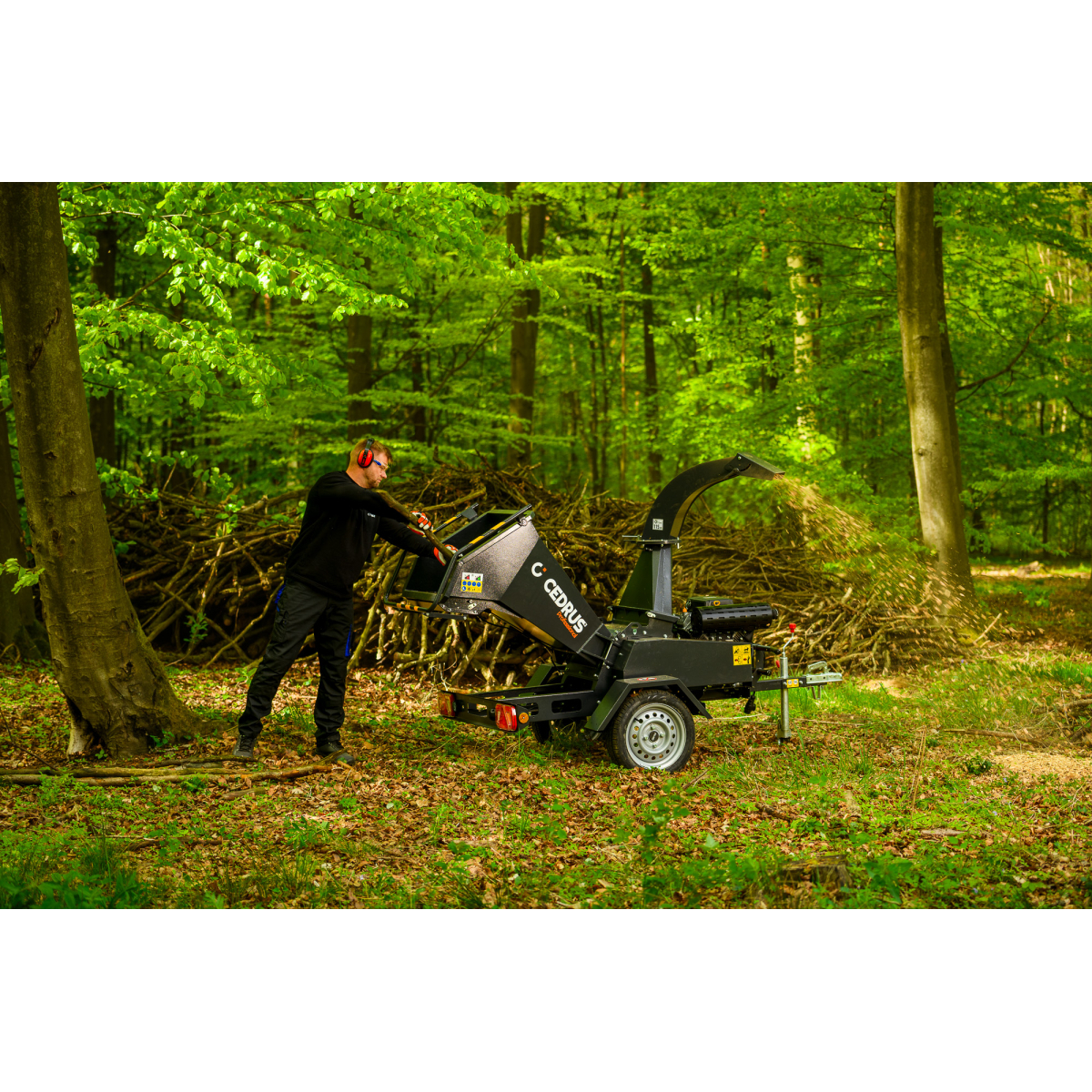 Hahn & Sohn Cedrus R13 – profesionální přívěsný drtič větví s benzínovým motorem Loncin 18 kW Náhled