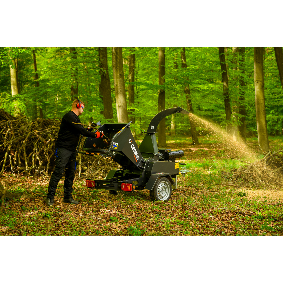 Hahn & Sohn Cedrus R13 – profesionální přívěsný drtič větví s benzínovým motorem Loncin 18 kW Náhled
