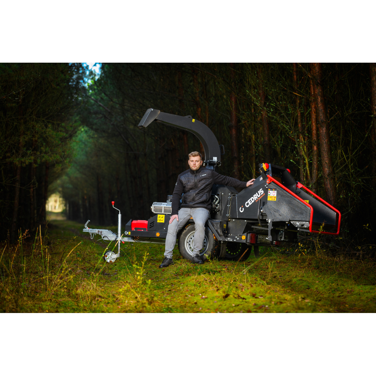 Hahn & Sohn Cedrus RBD16 – profesionální bubnový drtič větví s hydraulickým podavačem a přívěsem kategorie B Náhled