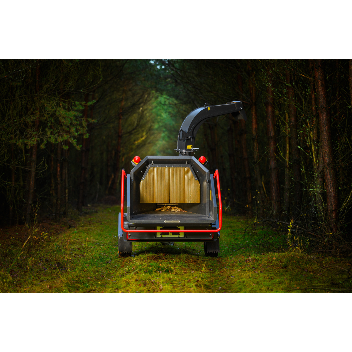 Hahn & Sohn Cedrus RBD16 – profesionální bubnový drtič větví s hydraulickým podavačem a přívěsem kategorie B Náhled