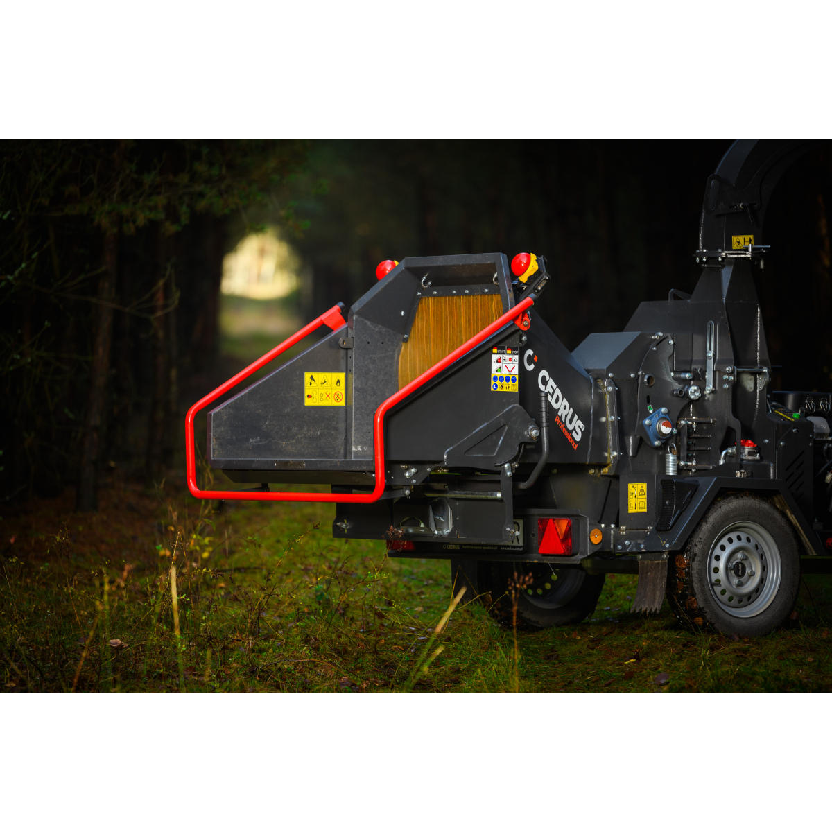 Hahn & Sohn Cedrus RBD16 – profesionální bubnový drtič větví s hydraulickým podavačem a přívěsem kategorie B Náhled