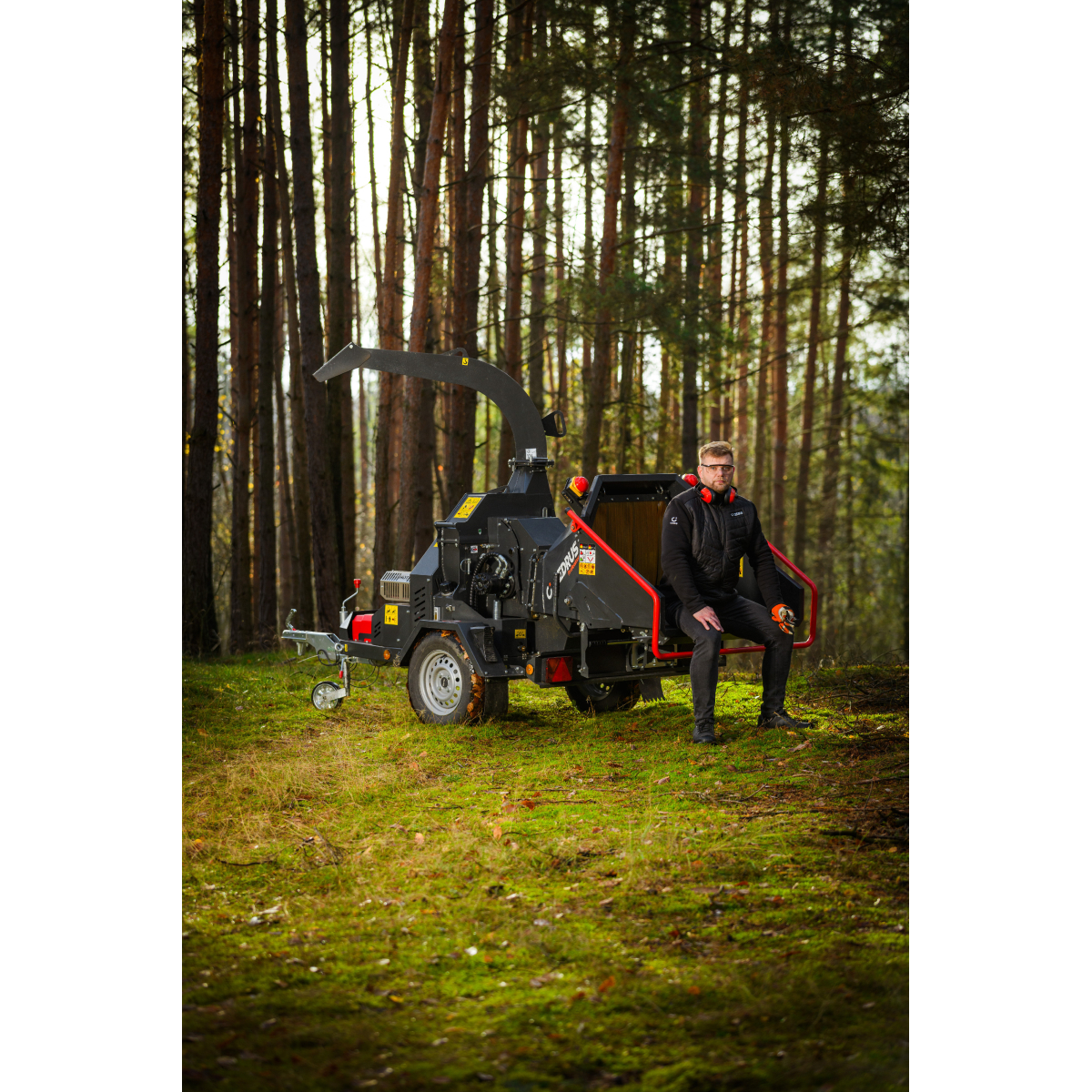 Hahn & Sohn Cedrus RBD16 – profesionální bubnový drtič větví s hydraulickým podavačem a přívěsem kategorie B Náhled