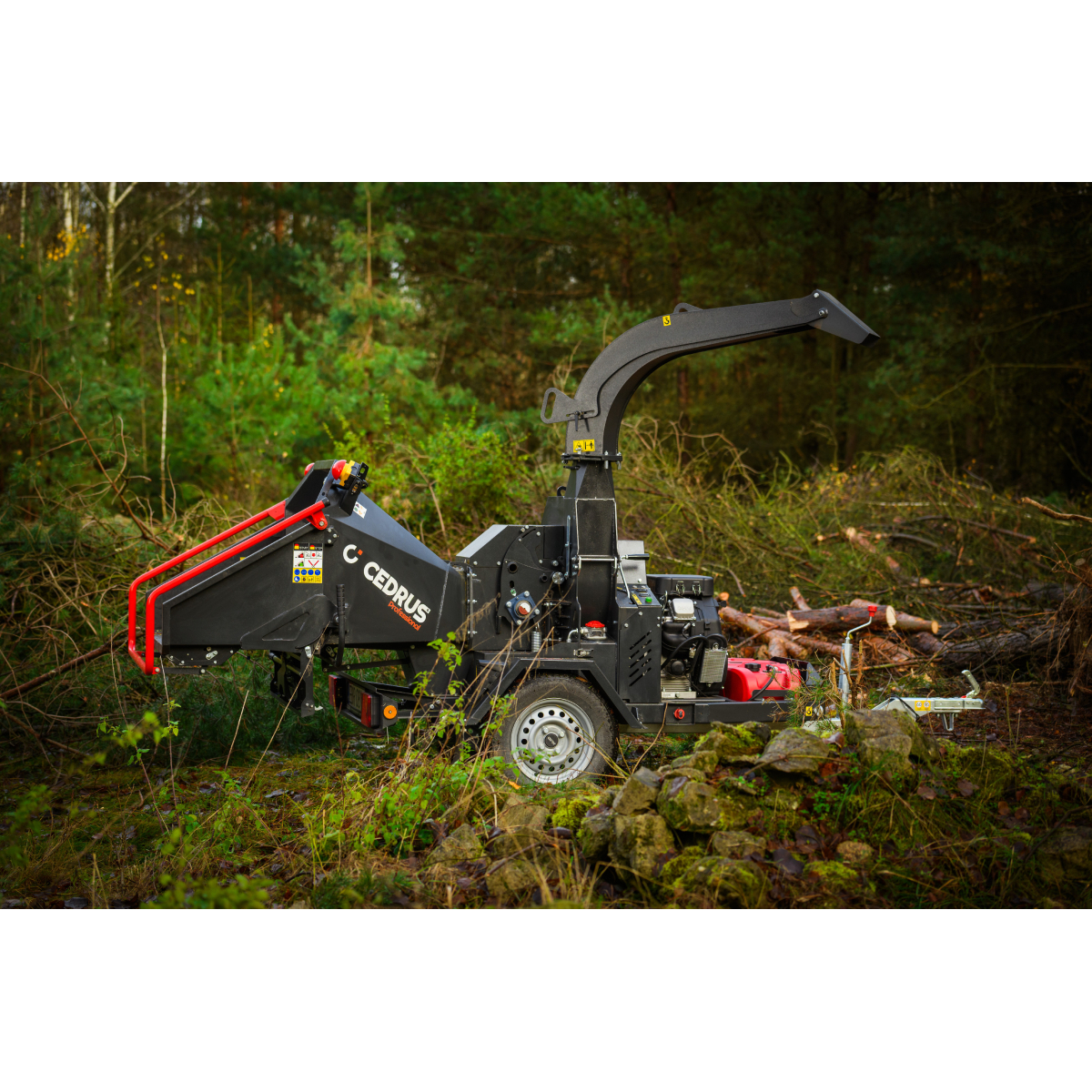 Hahn & Sohn Cedrus RBD16 – profesionální bubnový drtič větví s hydraulickým podavačem a přívěsem kategorie B Náhled