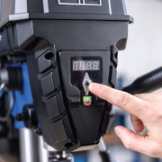 Scheppach TBM 300 Vario stojanová vrtačka s křížovým laserem a LED osvětlením náhled